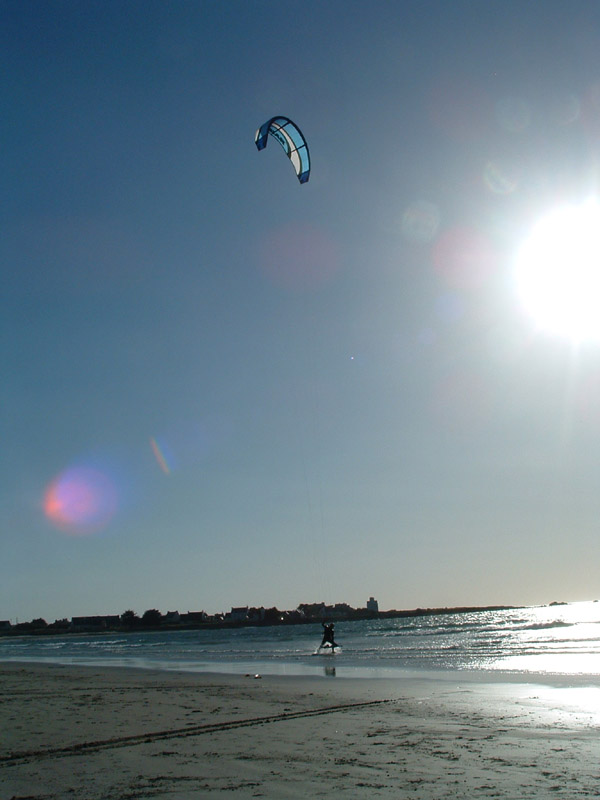 Un des grands plaisirs du kite, ridez le long de la plage.